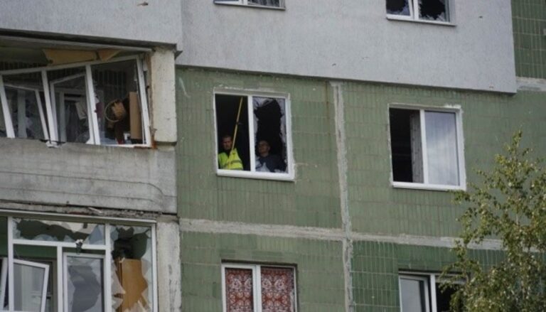 Наслідки удару КАБами по Сумах: пошкоджені житлові будинки та автомобілі у Зарічному районі