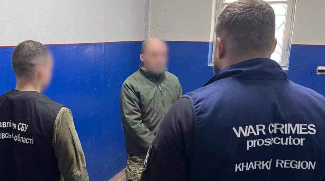 Будівля суду з українською символікою, де ухвалено вирок у справі про порушення законів війни