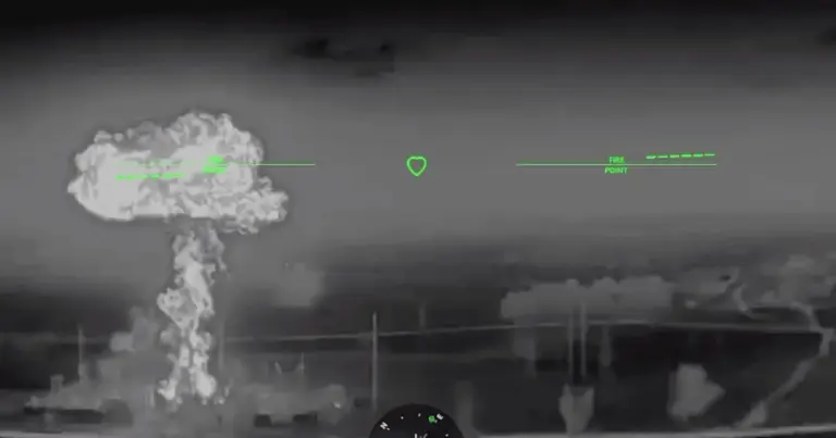 Скриншот відео моменту ураження енергооб'єкта дронами СБС