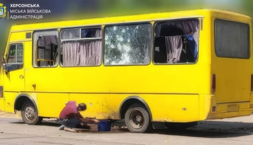 Херсонська окружна прокуратура кваліфікувала удар дрона по маршрутці як воєнний злочин