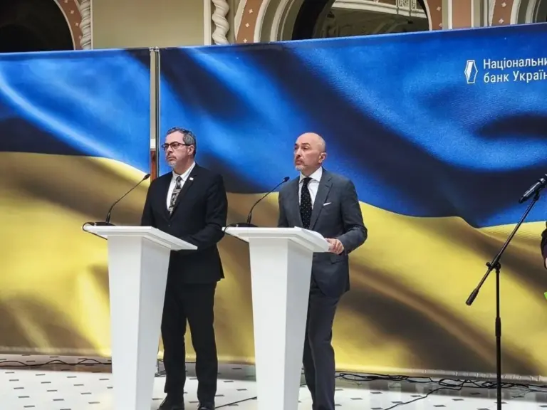 Голова НБУ Андрій Пишний та посол України при Святому Престолі Андрій Юраш представляють ідею випуску пам'ятної монети на