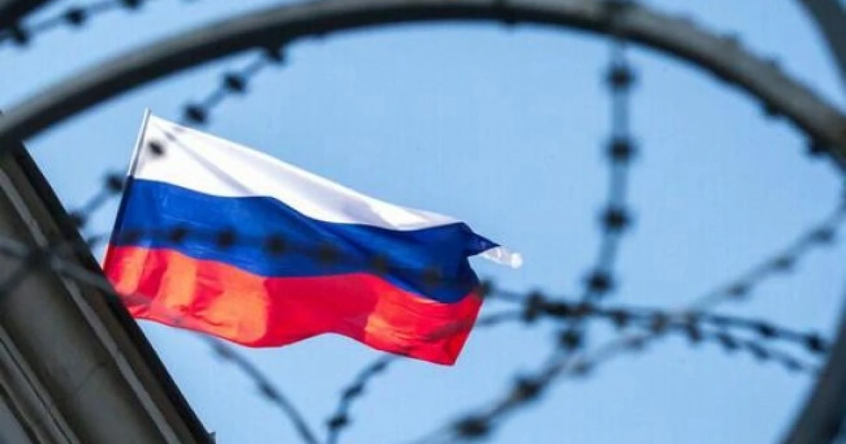 Прапор Європейського Союзу поряд із санкційним списком