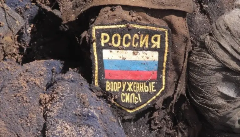 Ілюстративне фото: російський окупант на тлі контексту війни Росії проти України
