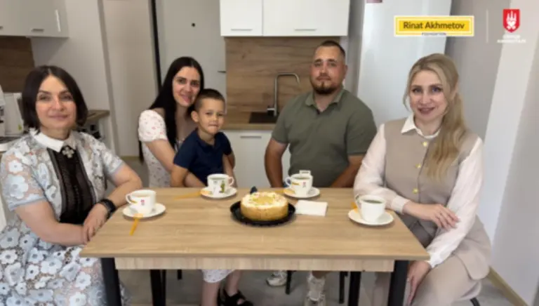 Ксенія Сухова передає ключі та сертифікат на квартиру Владиславу Кашенцю