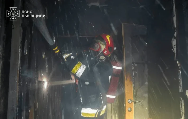 Рятувальники з висувною драбиною біля вікон багатоповерхівки після пожежі у Львові