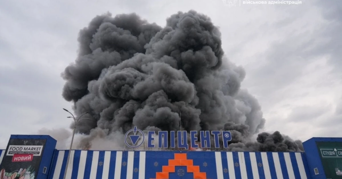 Пошкоджена будівля «Епіцентру» в Запоріжжі після удару 28 серпня, масштабна пожежа