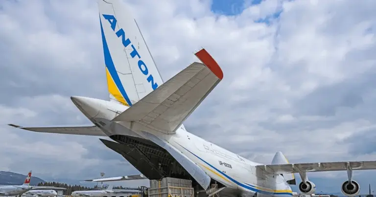 Український вантажний літак Ан-124 «Антонов» в аеропорту Лейпциг/Галле