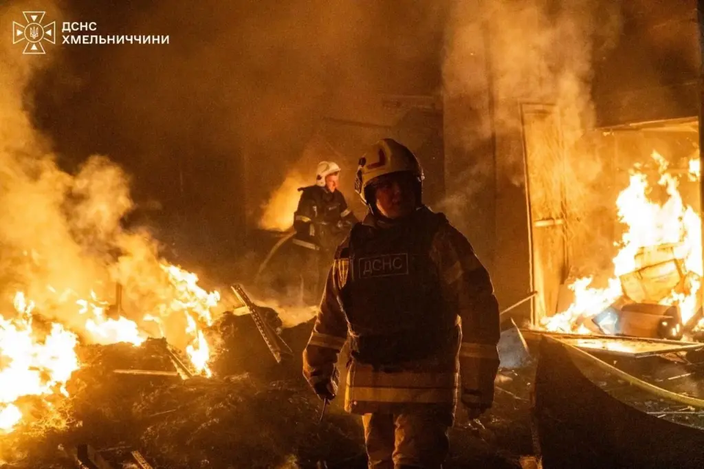 Наслідки нічного удару по ринку в Хмельницькому, фото ДСНС