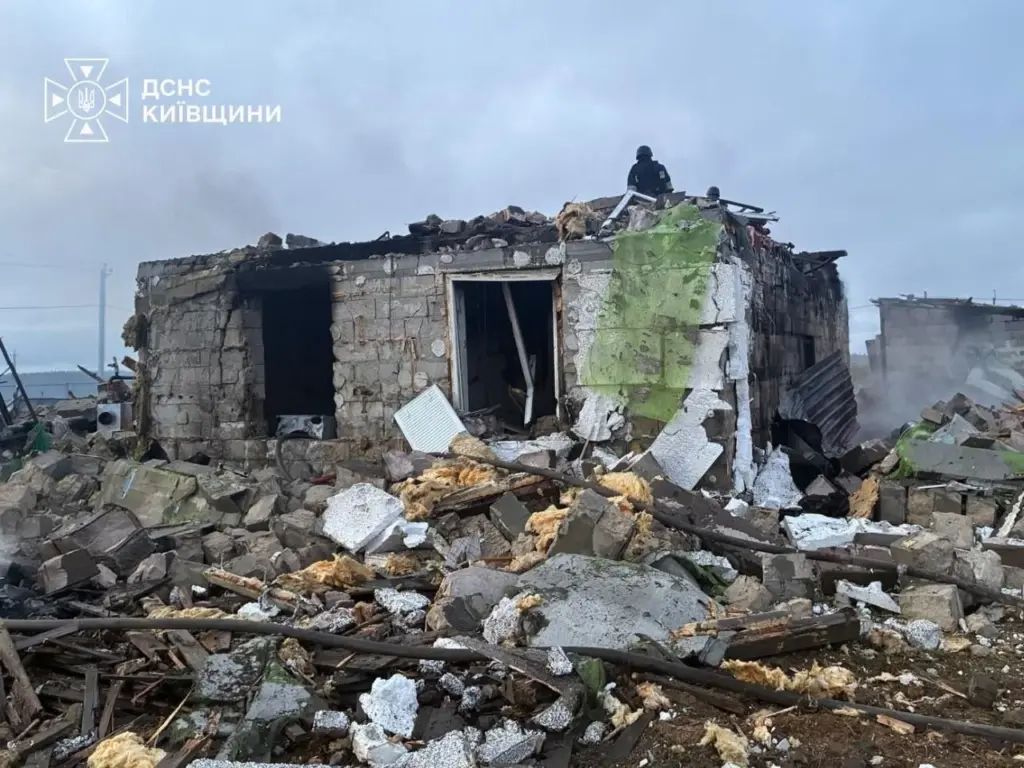Наслідки ранкової атаки безпілотників у Фастівському районі Київщини 18 вересня (фото ДСНС)