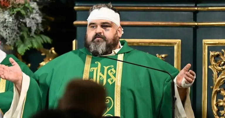 Священник Адріан із забинтованіми головою та рукою під час проповіді в монастирі у Ярославі