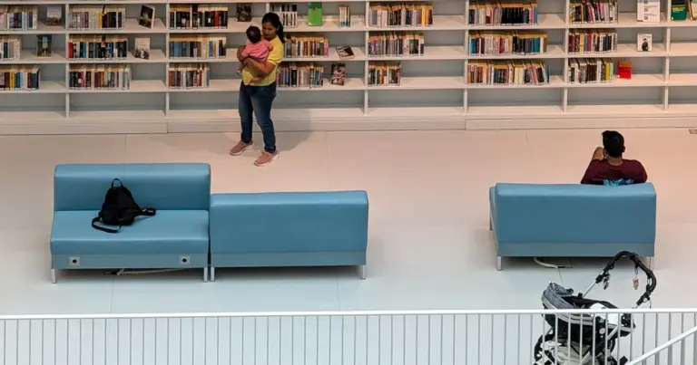 Ілюстративне фото: людина читає книжку (Clay Banks / Unsplash)