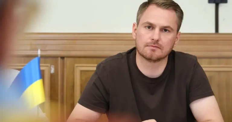Президент Володимир Зеленський підписує указ про виведення Руслана Кравченка зі складу Ради національної безпеки і оборони