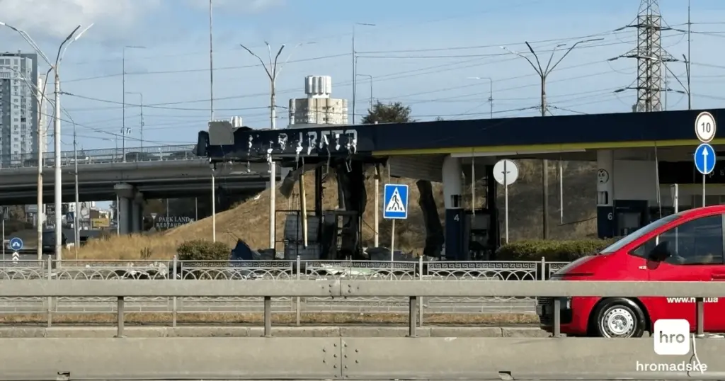 Заправка в Києві, пошкоджена внаслідок російського удару, 11 вересня 2026 року