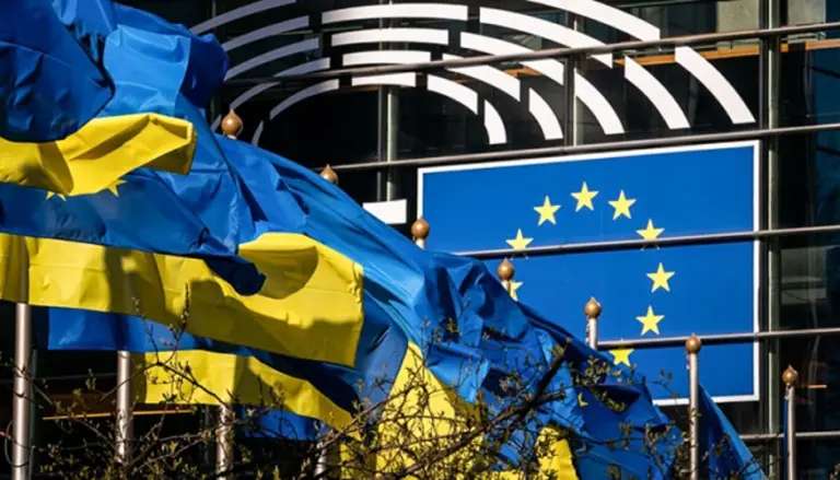 Логотип ЄС на тлі символіки оборонної промисловості України