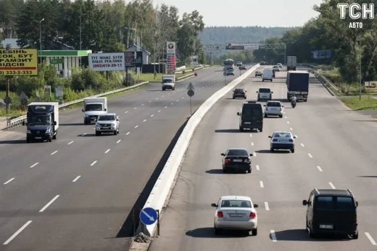 Побиті автомобілі горять на трасі Київ – Одеса поблизу Чабанів після влучання дрона 20 жовтня 2026 року