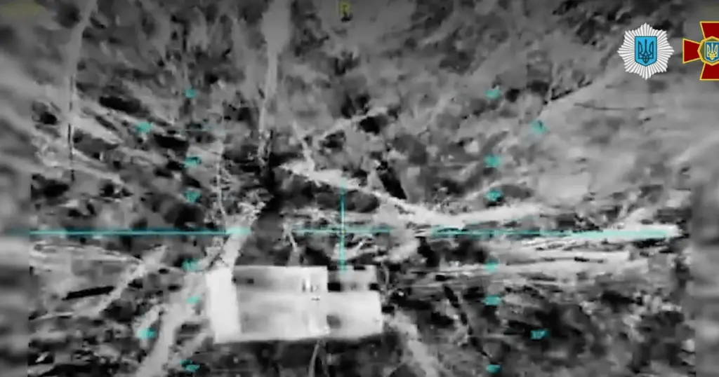 Посилки з гуманітарною допомогою, які скидають з дронів на територію окупованих Олешок