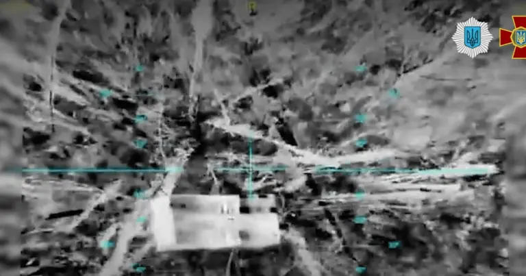 Посилки з гуманітарною допомогою, які скидають з дронів на територію окупованих Олешок