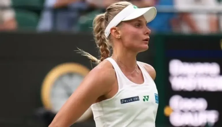 Даяна Ястремська святкує перемогу на корті WTA 1000 China Open у Пекіні