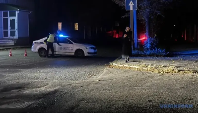 Озброєний чоловік, якого затримували під час спецоперації в Кропивницькому (за підписом фото Суспільне Кропивницький).