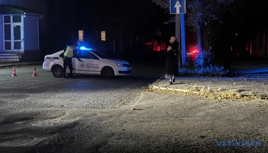 Озброєний чоловік, якого затримували під час спецоперації в Кропивницькому (за підписом фото Суспільне Кропивницький).