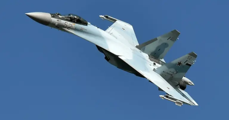 Уражений російський винищувач Су-35 та винищувач-бомбардувальник Су-34 на аеродромі «Ханська» в Адигеї