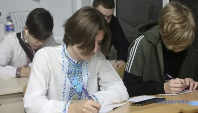 Підручники та матеріали з української мови на парті в німецькій школі