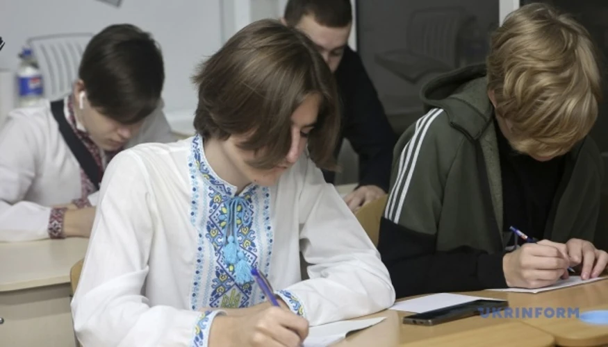 Підручники та матеріали з української мови на парті в німецькій школі