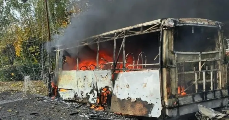 Згорілі рейсові автобуси та наслідки пожежі на місці удару в Краматорську, 8 жовтня 2026 року